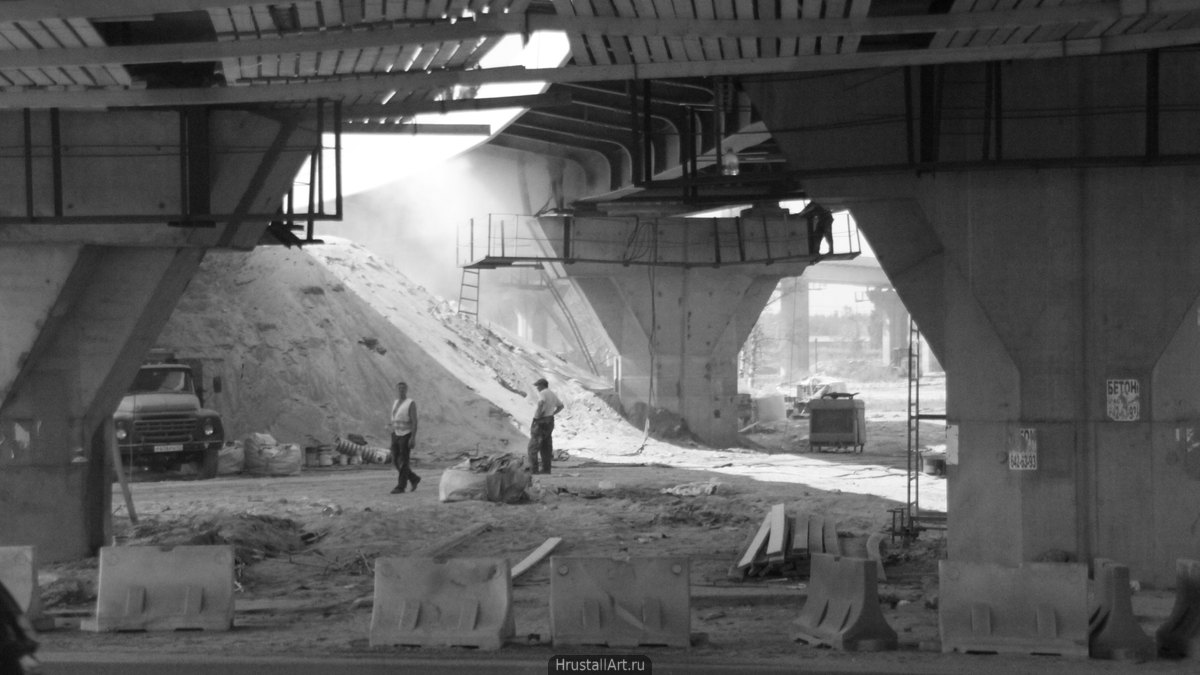 Фотография, строительство дорожной развязки в Москве. Летящая пыль, строительные конструкции, рабочие, воздушная перспектива и лучи света.